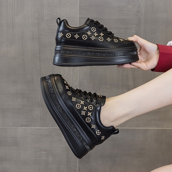 Női platformos vastagtalpú edzőcipő, belső magasság 7 cm, felsőrész split bőr, virágos minta, fűzős