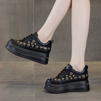 Női platformos vastagtalpú edzőcipő, belső magasság 7 cm, felsőrész split bőr, virágos minta, fűzős