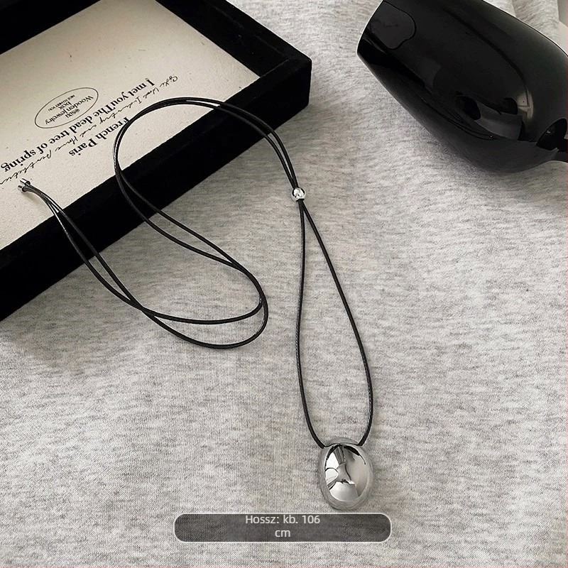 Ötvözetből készült retro kulcscsonti nyaklánc, borsó alakú medállal, garbóhoz illő lánccal, ősz 2024