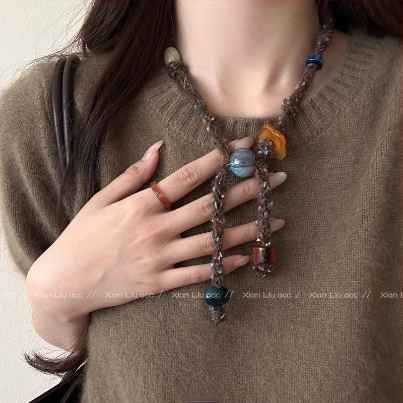 Vegyes anyagú medállal készült nyaklánc, szív- és geometrikus forma, elektroplakált lánccal, szabályos lánccal, körméret 31–40 cm, 2025 ősz