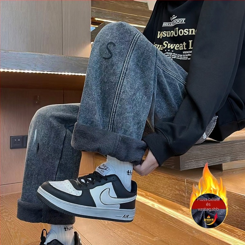 Fiúknak szánt denim farmer, középtalajú derekú, szűkített szabás, gombos zárás, mikroelasztikus, téli viselet.