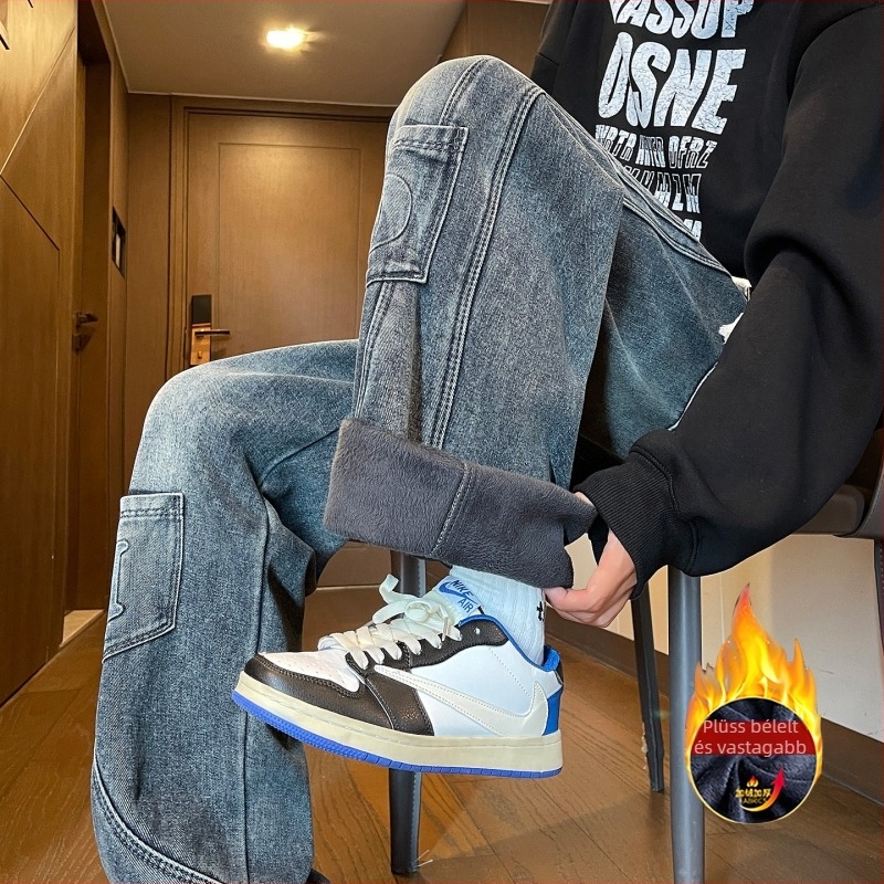 Fiúknak szánt denim farmer, középtalajú derekú, szűkített szabás, gombos zárás, mikroelasztikus, téli viselet.