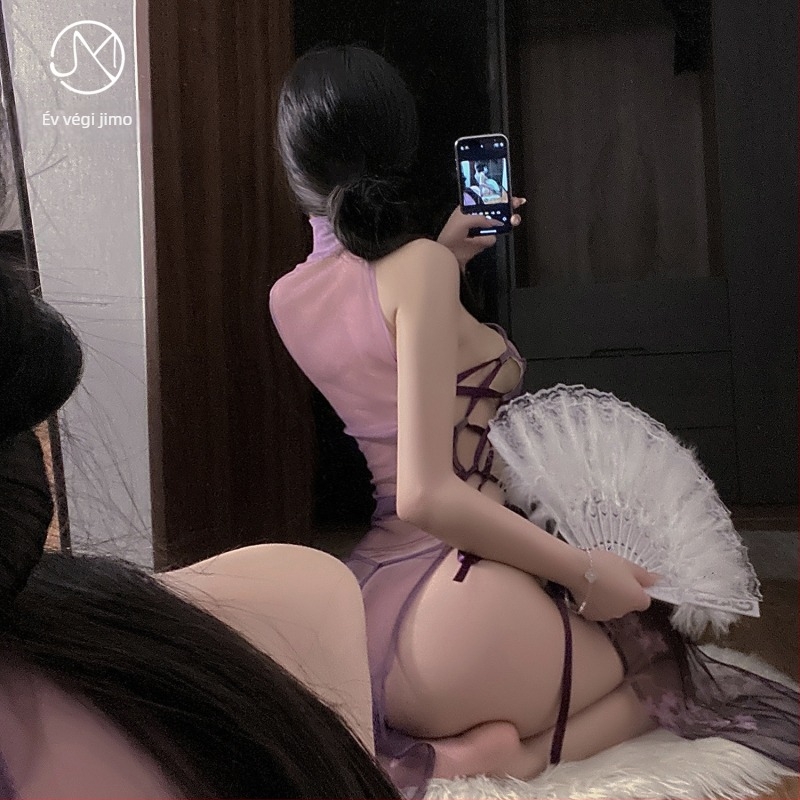 Cheongsam-stílusú fehérnemű áttetsző hálós anyaggal, hasítékkal és pántokkal; poliészter 70–80%