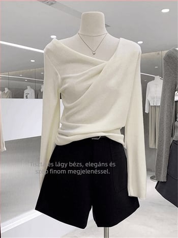 Viszkóz alapú póló hímzéssel, hosszú ujjú, oversize szabás, ferde gallér