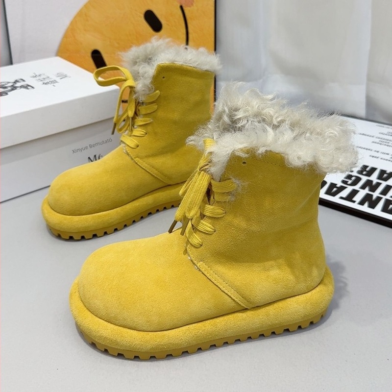 Női havas csizma, magas szárú, gumírozott talp, felsőrész mesterséges plüss, belső rész mesterséges szőr, sarokmagasság 3–5 cm