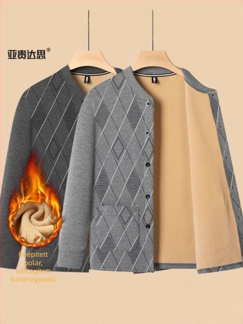 Férfi téli fleece-belelt kardigán-ruha, kockás minta, álló gallér, egy soros gombolás, szabályos hossz, hosszú ujjak, kapucni nélküli, dísz zsebek.