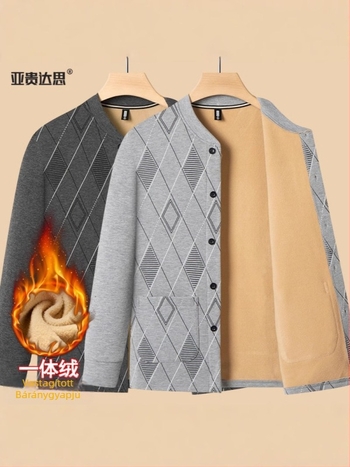 Férfi téli fleece-belelt kardigán-ruha, kockás minta, álló gallér, egy soros gombolás, szabályos hossz, hosszú ujjak, kapucni nélküli, dísz zsebek.