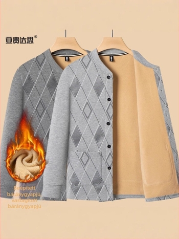 Férfi téli fleece-belelt kardigán-ruha, kockás minta, álló gallér, egy soros gombolás, szabályos hossz, hosszú ujjak, kapucni nélküli, dísz zsebek.