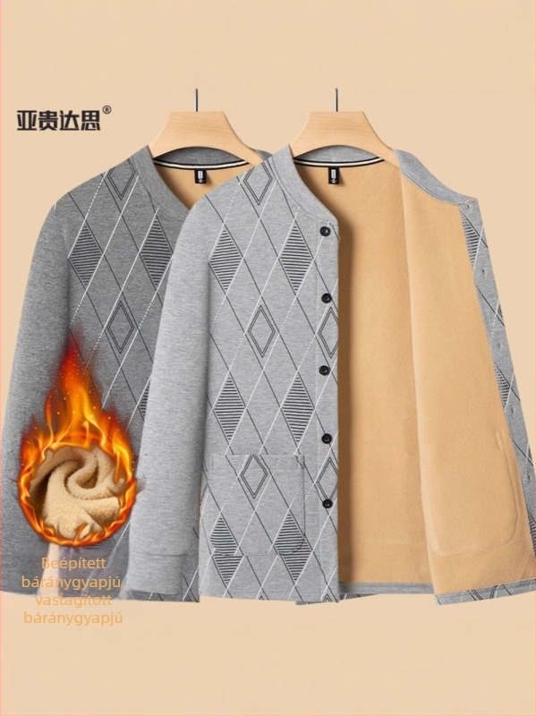 Férfi téli fleece-belelt kardigán-ruha, kockás minta, álló gallér, egy soros gombolás, szabályos hossz, hosszú ujjak, kapucni nélküli, dísz zsebek.