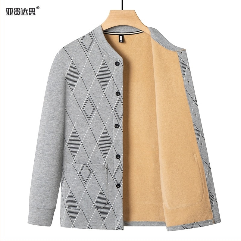 Férfi téli fleece-belelt kardigán-ruha, kockás minta, álló gallér, egy soros gombolás, szabályos hossz, hosszú ujjak, kapucni nélküli, dísz zsebek.
