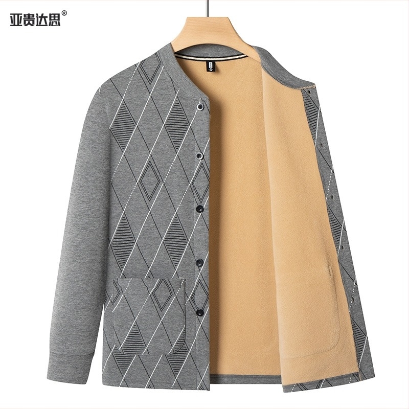 Férfi téli fleece-belelt kardigán-ruha, kockás minta, álló gallér, egy soros gombolás, szabályos hossz, hosszú ujjak, kapucni nélküli, dísz zsebek.