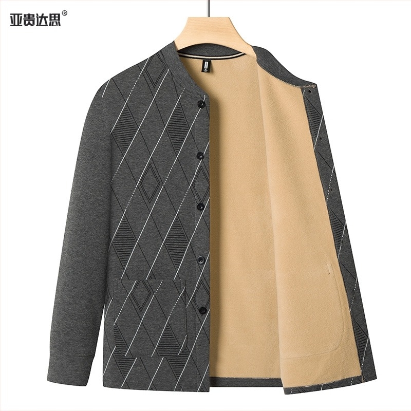 Férfi téli fleece-belelt kardigán-ruha, kockás minta, álló gallér, egy soros gombolás, szabályos hossz, hosszú ujjak, kapucni nélküli, dísz zsebek.