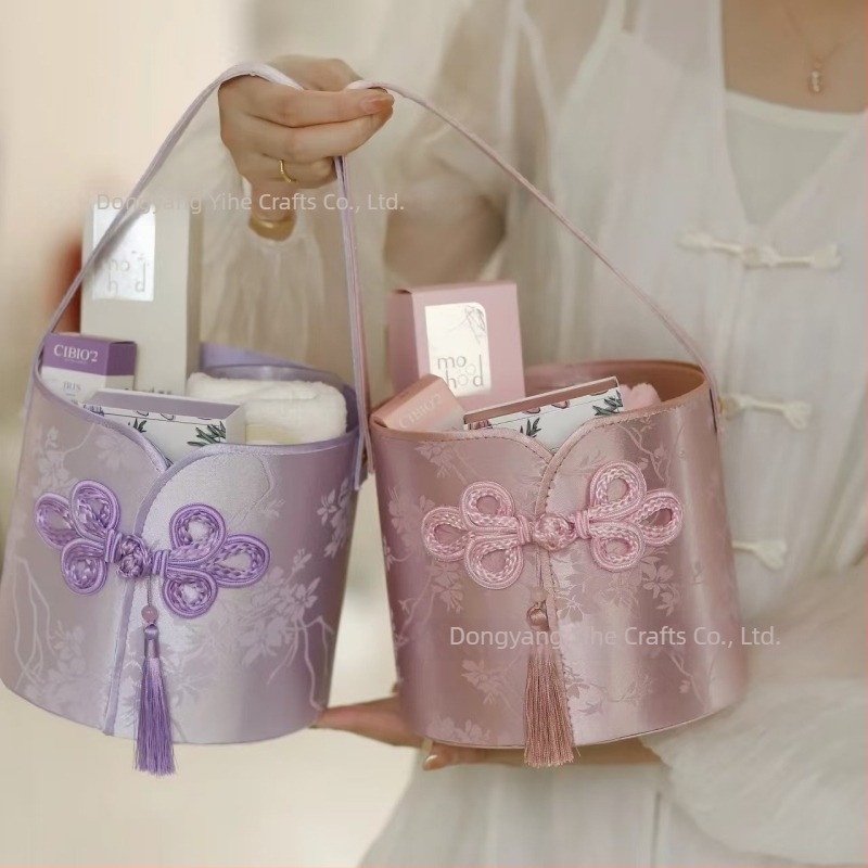 Körkörös, kád formájú ajándékdoboz brokátos selyem motívummal Cheongsam-stílusú esküvői dekorációhoz, textilekből; eredet: Dongyang, Zhejiang; csomagolás: ajándékcsomagolás