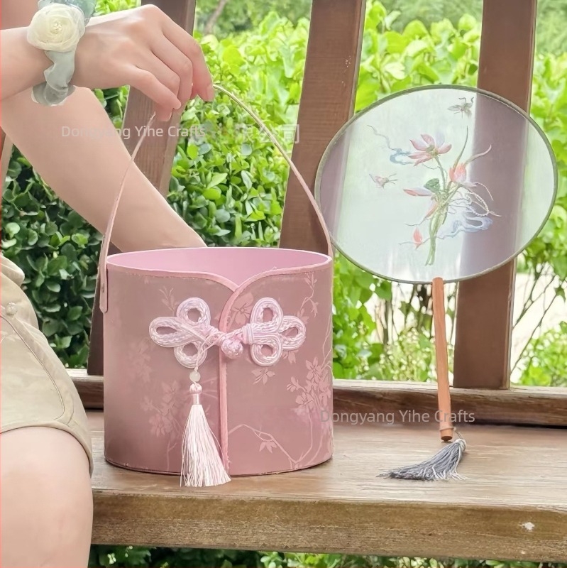 Esküvői ajándék doboz, kör alakú textilből, brokát stílusú, Cheongsam ihletésű, virágdíszekhez és koszorúslányoknak