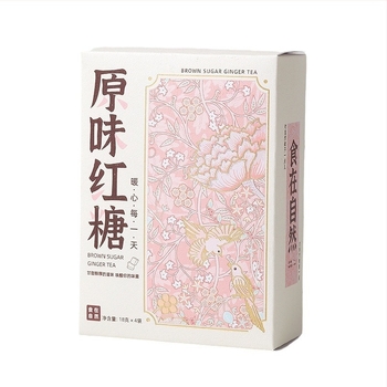 Koszorúslány ajándékcsomag barna cukorral készült cukorkákkal, díszdobozban, tálcával esküvőre