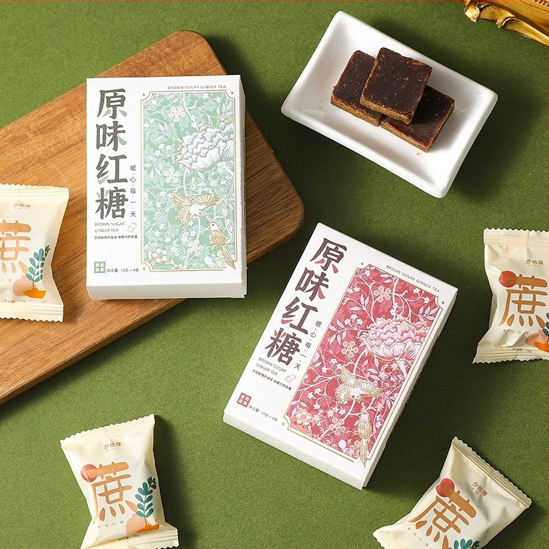 Koszorúslány ajándékcsomag barna cukorral készült cukorkákkal, díszdobozban, tálcával esküvőre