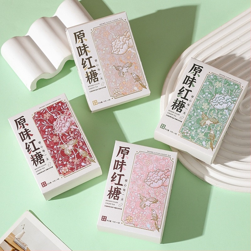 Koszorúslány ajándékcsomag barna cukorral készült cukorkákkal, díszdobozban, tálcával esküvőre