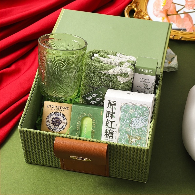 Koszorúslány ajándékcsomag barna cukorral készült cukorkákkal, díszdobozban, tálcával esküvőre