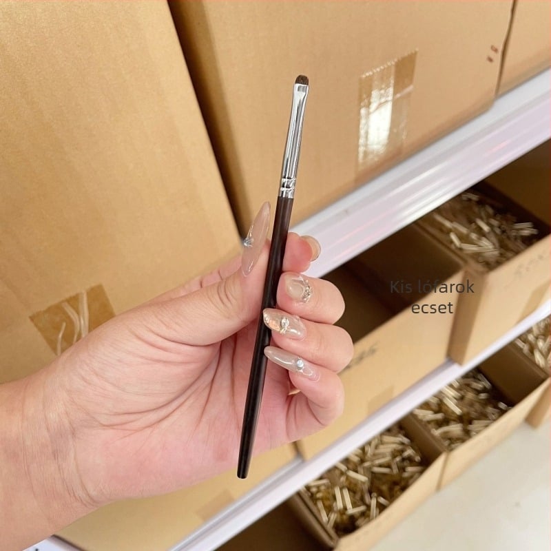 Szemhéjpúder ecset lófarok sörtékkel, ébenfa nyél, hosszú nyél, csomagolásban egy táskában