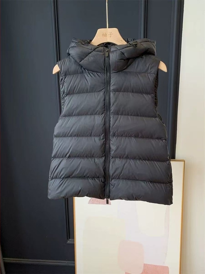 Női kapucnis tollmellény fehér kacsa tollal töltve, 86–90% töltet, nylon külső, cipzár, hossz 50–65 cm, tél 2025