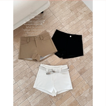 Női övvel ellátott rövidnadrág — háromnegyedes hossz, középtáji derék, poliészter/spandex (95%+ poliészter), patchwork részlet, egyenes szabás