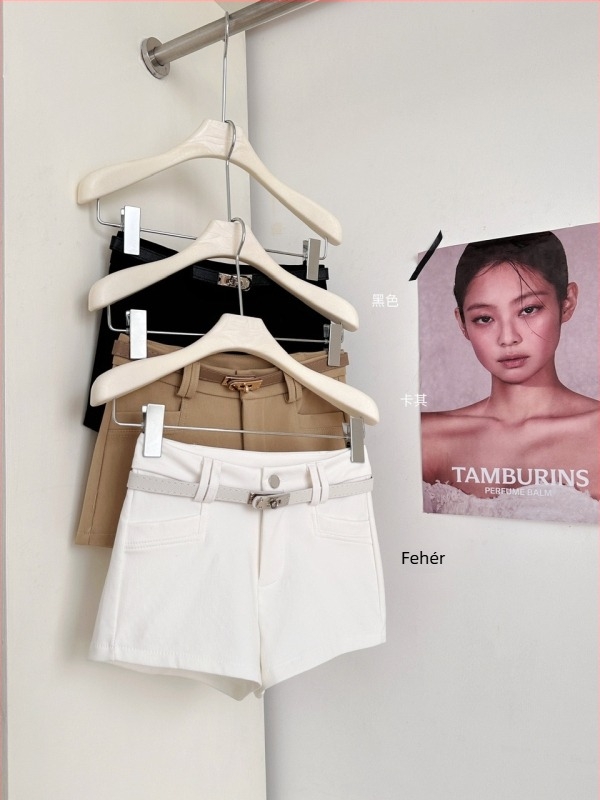 Női övvel ellátott rövidnadrág — háromnegyedes hossz, középtáji derék, poliészter/spandex (95%+ poliészter), patchwork részlet, egyenes szabás