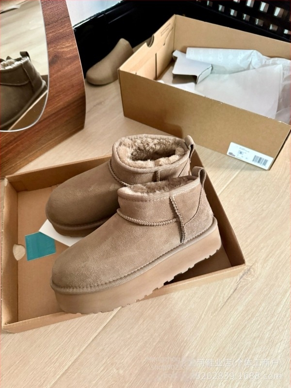 Női téli hócipő, felső része integrált szőrme, belső báránybőr bélés, csúszásmentes gumitalp, 3,5 cm magas sarok