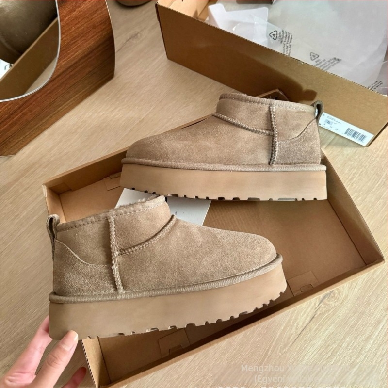 Női téli hócipő, felső része integrált szőrme, belső báránybőr bélés, csúszásmentes gumitalp, 3,5 cm magas sarok