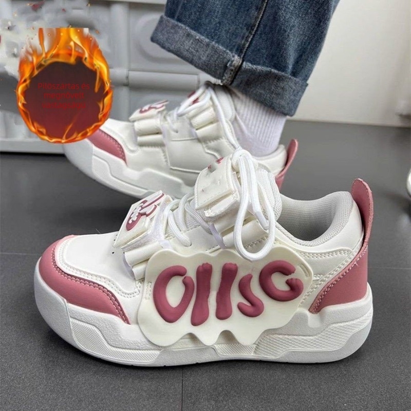 Mindennapi sneakers mesterséges bőr felsőrésszel, habos gumitalppal, alacsony profilú fűzős kivitel, csíkos mintázat, lélegző és könnyű