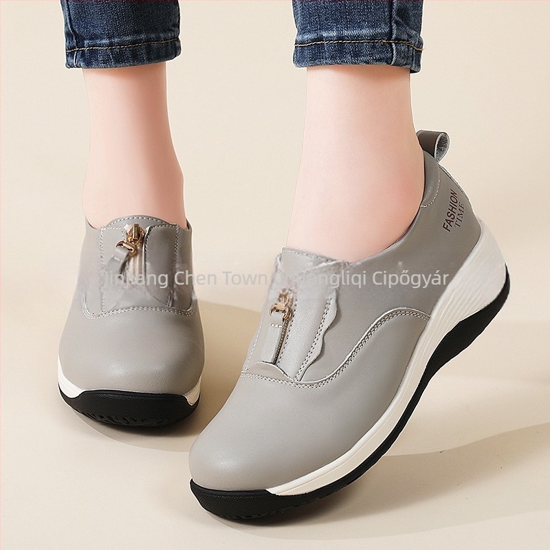 Loafers mikroszálas bőr felsőrésszel; kerek orr; slip-on kialakítás; középmagas sarok 3–5 cm; gumírozott talp