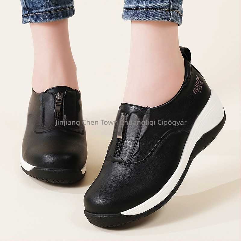 Loafers mikroszálas bőr felsőrésszel; kerek orr; slip-on kialakítás; középmagas sarok 3–5 cm; gumírozott talp