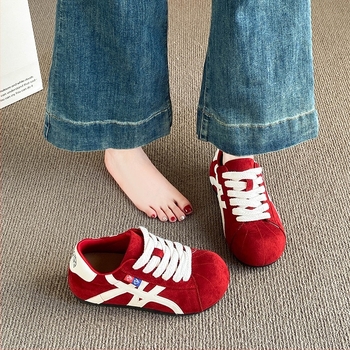 Női casual sneakers leopárd mintával, alacsony sarkú 1–3 cm, felső rész: szuper rost, talp: gumi, záródás: fűzővel