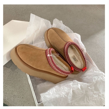 Női téli hócipő nubuk felsőrész, belső műszőrme bélés, habgumi talp, 4 cm platformos sarok, slip-on