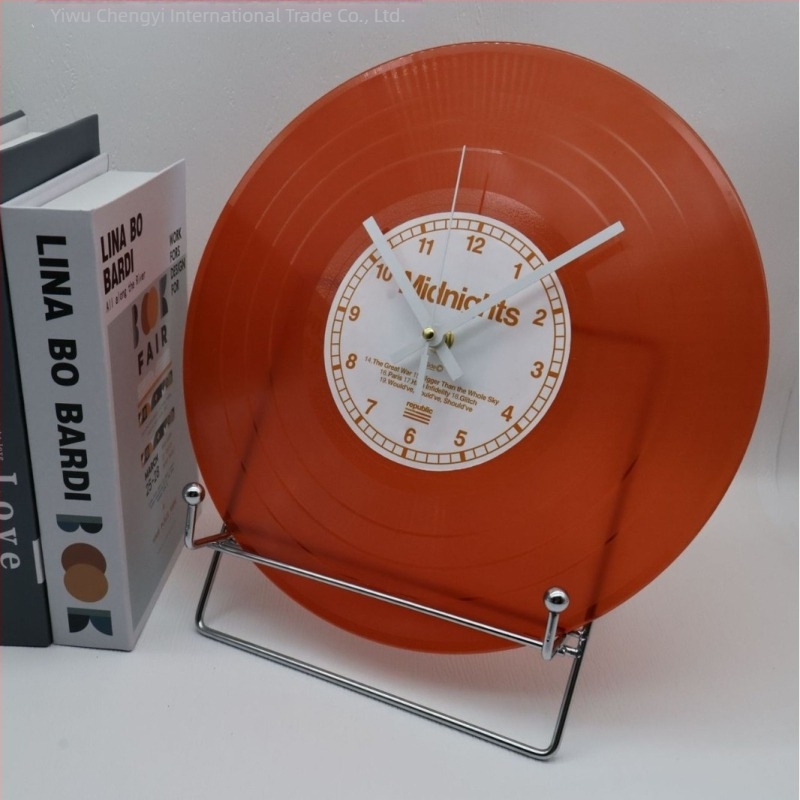 Vinyl lemez falióra, stílusos kialakítás, sima másodpercek mozgása, elemmel működik, logó nyomtatása elérhető