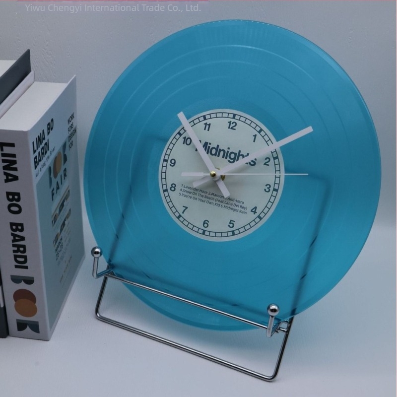 Vinyl lemez falióra, stílusos kialakítás, sima másodpercek mozgása, elemmel működik, logó nyomtatása elérhető