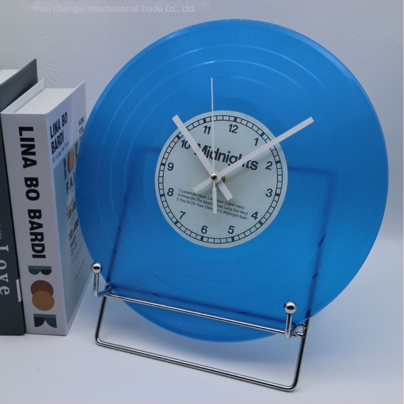 Vinyl lemez falióra, stílusos kialakítás, sima másodpercek mozgása, elemmel működik, logó nyomtatása elérhető
