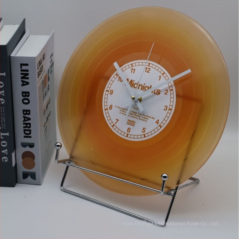 Vinyl lemez falióra, stílusos kialakítás, sima másodpercek mozgása, elemmel működik, logó nyomtatása elérhető