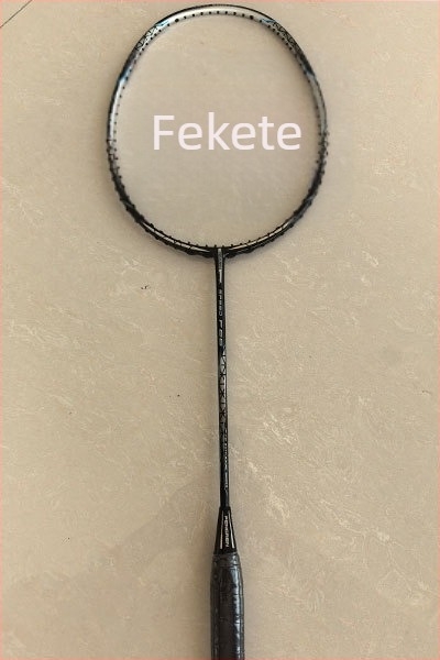 Badminton ütő teljes karbon szálas váz, ultrakönnyű 75–79 g, markolat vastagsága G-5, közvetlen ütés, nylon húrok