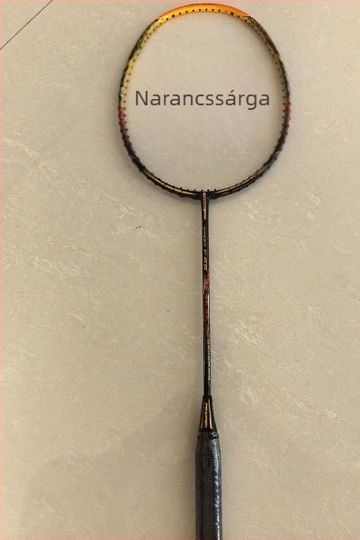 Badminton ütő teljes karbon szálas váz, ultrakönnyű 75–79 g, markolat vastagsága G-5, közvetlen ütés, nylon húrok