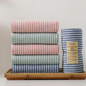 100% pamut törölközők készlet: arc- és fürdő törölközők csíkos mintával, 32s fonal, szegélyvarrás, tömeg 100–120 g
