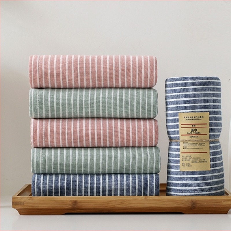 100% pamut törölközők készlet: arc- és fürdő törölközők csíkos mintával, 32s fonal, szegélyvarrás, tömeg 100–120 g