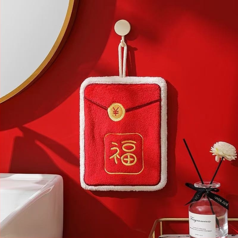 Akasztós kéztörlő hímzett jókívánság gazdagság motívummal, korall fleece anyagból, 120d fonal, 30–50 g, hímzés és szegélyezés