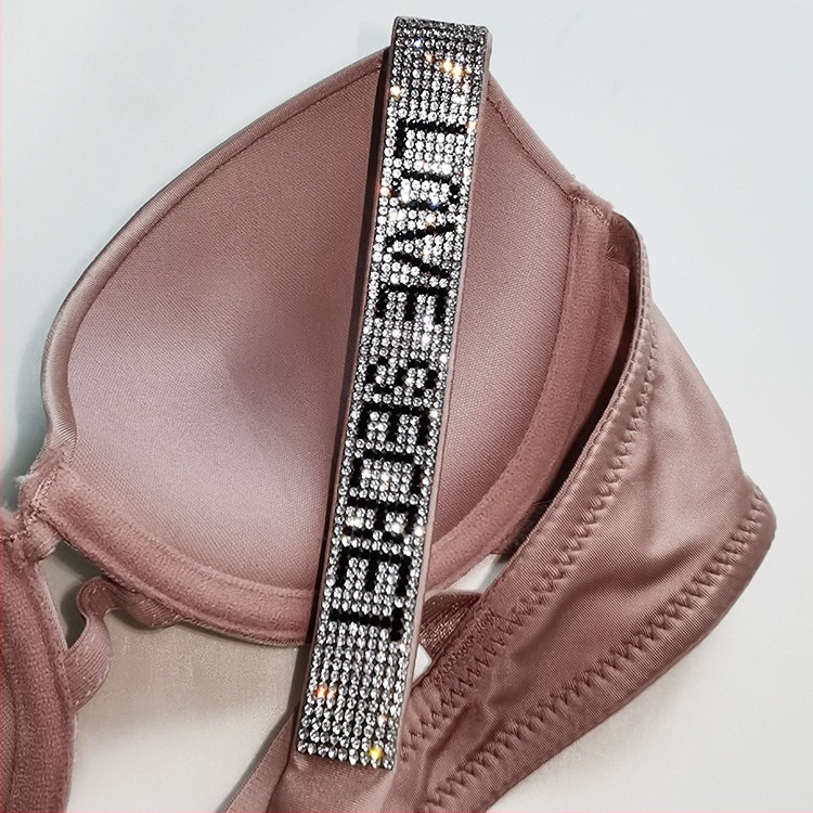 Rhinestone push-up melltartó, állítható, 3/4 kosár, betűs mintával