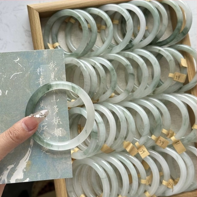 Természetes Tian Shan zöld jade karkötő, jégszerű lebegő virágokkal, kiváló minőségű jég jade karkötő, erdő-stílusú ajándék