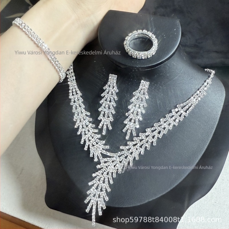 Három részes rhinestone ékszerkészlet nyaklánccal, fülbevalóval és karkötővel; elektropácolt felület; normál lánc; rhinestone medál; minták: Szerelem, Vízcseppek, Harang