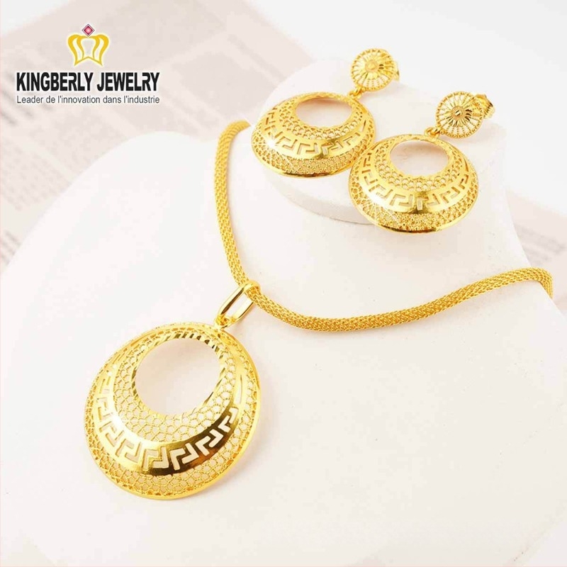 Női 24K aranyozott réz ékszerszett – minimalist design, nyaklánc kis medállal és fülbevalók