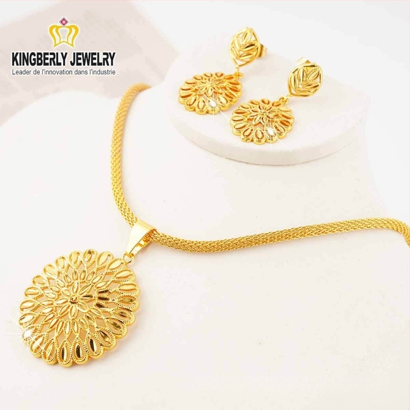 Női 24K aranyozott réz ékszerszett – minimalist design, nyaklánc kis medállal és fülbevalók