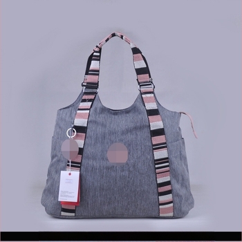 Nylon válltáska, városi minimalist stílus, cipzáros nyitás, több belső zseb, márka canking