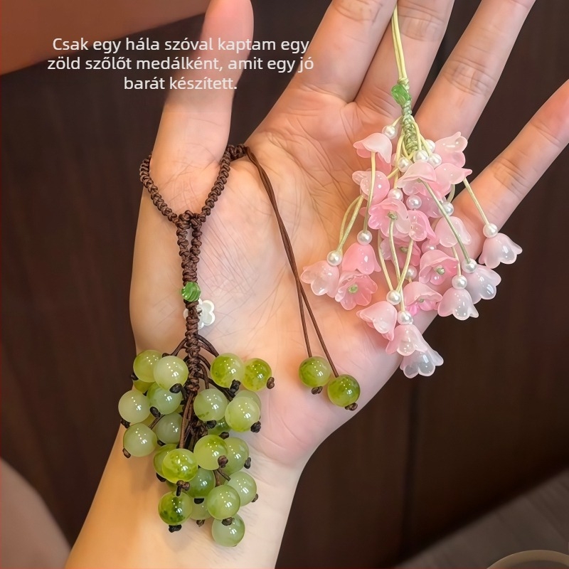 Táskára akasztható medál, üveg anyagú, street-trend stílus, 2025 tavaszi megjelenés