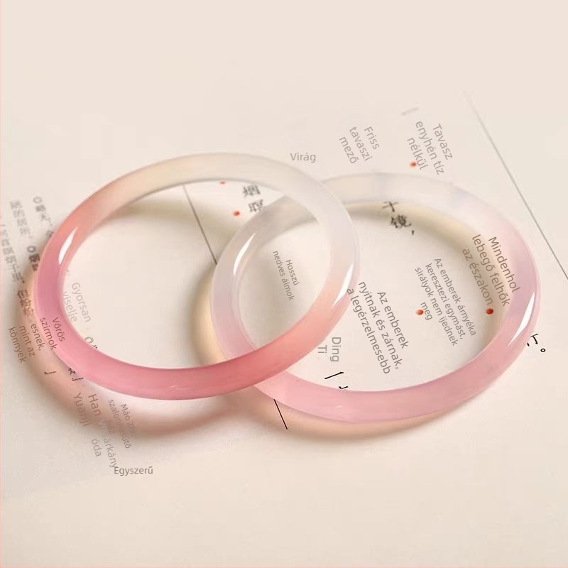 Chalcedonból készült karkötő geometriás formával, polírozott kivitel, természetes anyag, modern minimalista stílus